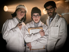 EXTRATERRESTRES Y CAVERNÍCOLAS REFLEXIONAN SOBRE LA HUMANIDAD EN TEATRO LA MEMORIA