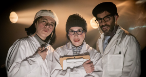 EXTRATERRESTRES Y CAVERNÍCOLAS REFLEXIONAN SOBRE LA HUMANIDAD EN TEATRO LA MEMORIA