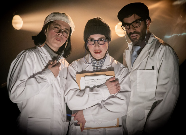 EXTRATERRESTRES Y CAVERNÍCOLAS REFLEXIONAN SOBRE LA HUMANIDAD EN TEATRO LA MEMORIA