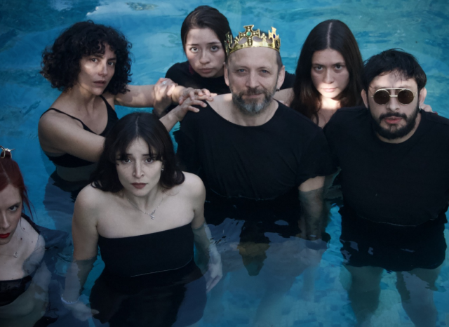 UNA CORONA EN EL FONDO DE UNA PISCINA EN M100