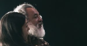 RALLEN MONTENEGRO INTERPRETA DISTOPÍA MAPUCHE SOBRE EL RÍO MAPOCHO