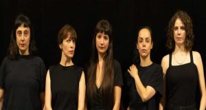CARLA ZÚÑIGA DIRIGE EN LA OSCURIDAD DE LA NOCHE