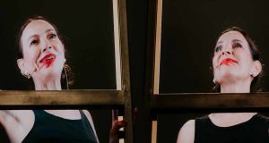 RIVADENEIRA Y ZEGERS SE VISTEN DE CHANEL PARA MONTAR PROVOCADOR TEXTO