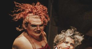 VUELVE COLICIDIO SÁTIRA PARANORMAL LGBTIQ+ SOBRE DESTAPE DE LOS 90’