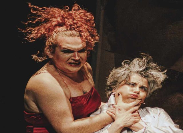 VUELVE COLICIDIO SÁTIRA PARANORMAL LGBTIQ+ SOBRE DESTAPE DE LOS 90’