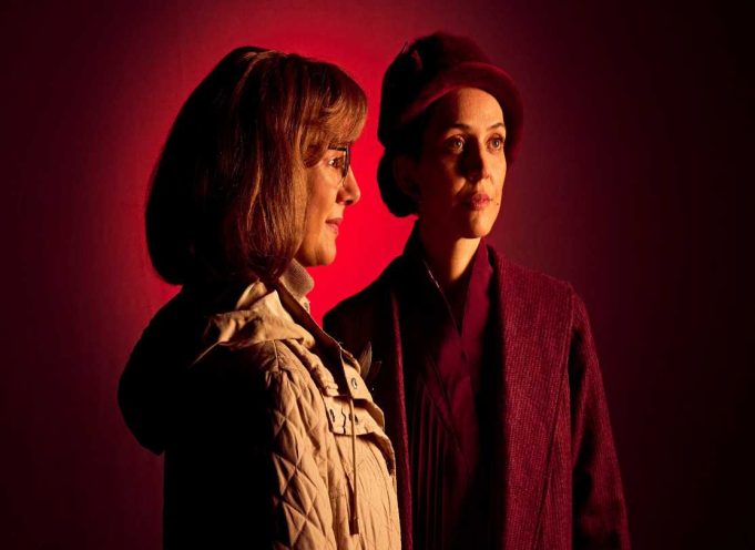DOS BRILLANTES ASTRÓNOMAS LLEGAN AL TEATRO UC