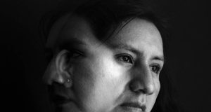 CONMOVEDORA MUESTRA EXHIBE AUTORRETRATOS DE PERSONAS CIEGAS
