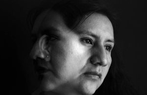 CONMOVEDORA MUESTRA EXHIBE AUTORRETRATOS DE PERSONAS CIEGAS