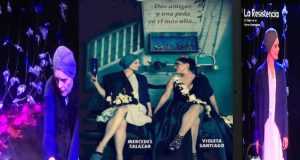DOS MUJERES Y UN CABALLO A PUNTO DE SALTAR