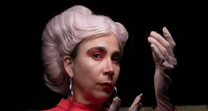 UNA ARTISTA DEL HAMBRE ENSAMBLE ESPECÍFICO REVERSIONA A KAFKA