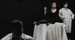 TRES HISTORIAS SOBRE HUNDIRSE EN EL OCÉANO ES REBECA Y EL MAR