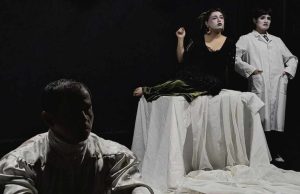 TRES HISTORIAS SOBRE HUNDIRSE EN EL OCÉANO ES REBECA Y EL MAR