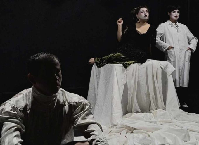 TRES HISTORIAS SOBRE HUNDIRSE EN EL OCÉANO ES REBECA Y EL MAR