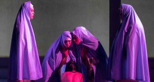 REINTERPRETACIÓN DE LAS SEXO-DISIDENCIAS Y LA PERFORMANCE EN LA OBRA UNA SERPIENTE ENROLLADA EN EL ÁRBOL