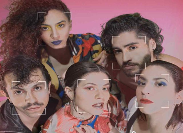 FANÁTICOS BAILAN POR UNA CONSTANTE LUCHA DE SENTIDO