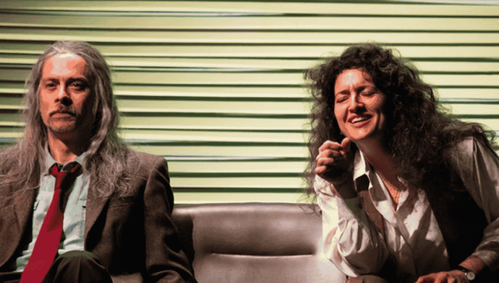 ¿QUIÉN SOY YO?: IDENTIDAD, HUMOR NEGRO Y MEMORIA EN RAZONES PARA NO MORIR