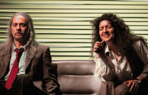 ¿QUIÉN SOY YO?: IDENTIDAD, HUMOR NEGRO Y MEMORIA EN RAZONES PARA NO MORIR