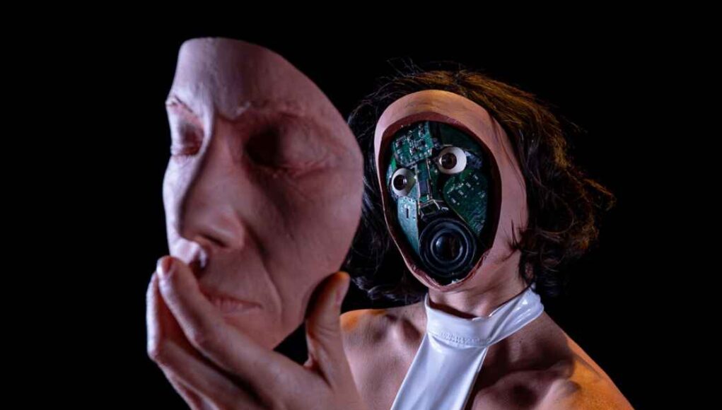 ENTRE FEMBOTS Y COLAPSO DIGITAL: OBRA «LA INVIVIBLE» LLEGA A TEATRO LA MEMORIA
