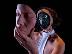 ENTRE FEMBOTS Y COLAPSO DIGITAL: OBRA «LA INVIVIBLE» LLEGA A TEATRO LA MEMORIA