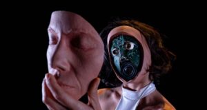 ENTRE FEMBOTS Y COLAPSO DIGITAL: OBRA «LA INVIVIBLE» LLEGA A TEATRO LA MEMORIA