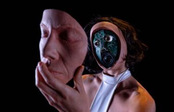 ENTRE FEMBOTS Y COLAPSO DIGITAL: OBRA «LA INVIVIBLE» LLEGA A TEATRO LA MEMORIA