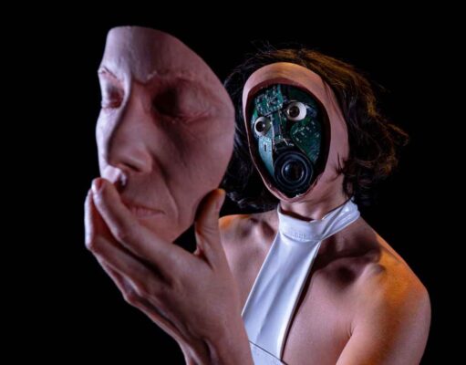 ENTRE FEMBOTS Y COLAPSO DIGITAL: OBRA «LA INVIVIBLE» LLEGA A TEATRO LA MEMORIA