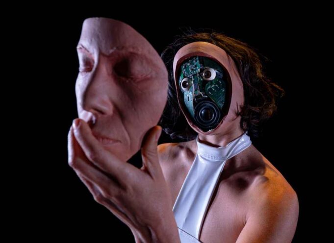 ENTRE FEMBOTS Y COLAPSO DIGITAL: OBRA «LA INVIVIBLE» LLEGA A TEATRO LA MEMORIA