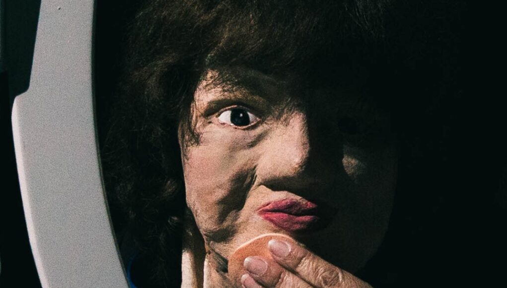 LA MUJER ROTA EN EL TEATRILLO