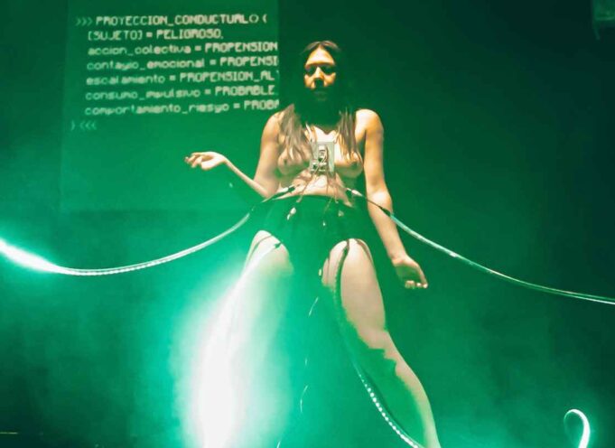 LA OBRA “VIGÍA” ENFRENTA CON DANZA, POESÍA Y RECURSOS TECNOLÓGICOS LA RECETA ALGORÍTMICA